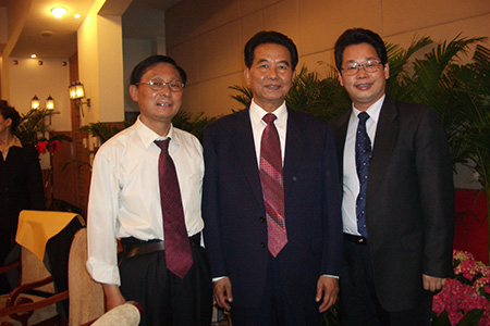 吴官正书记与杨洪总裁及高成主任在清华大学校友聚会上。